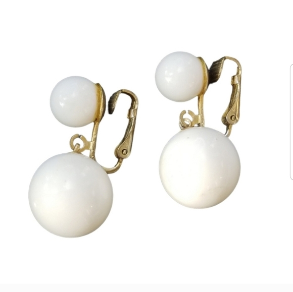 MARVELLA 60S WHITE BEAD & GOLDTONED DROP CLIP ON EARRINGS - Picture 2 of 3
